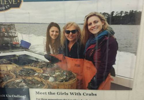 2016_Girls_With_Crabs